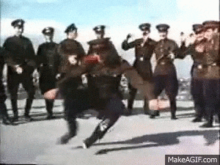 Солдат танцует сложный танец